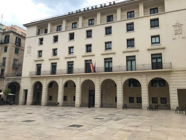 6 bedroom Office for rent in Casco Antiguo - Sant Cruz - Ayuntamiento, Alicante / Alacant city - € 1,100 (Ref: 8092564)
