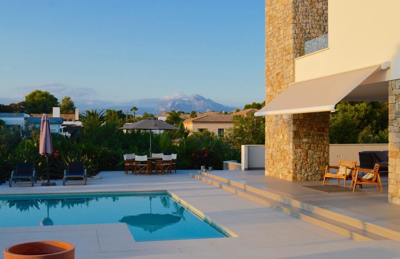 4 soverom Villa til salgs i Alicante by med svømmebasseng garasje - € 2 079 000 (Ref: 8693124)