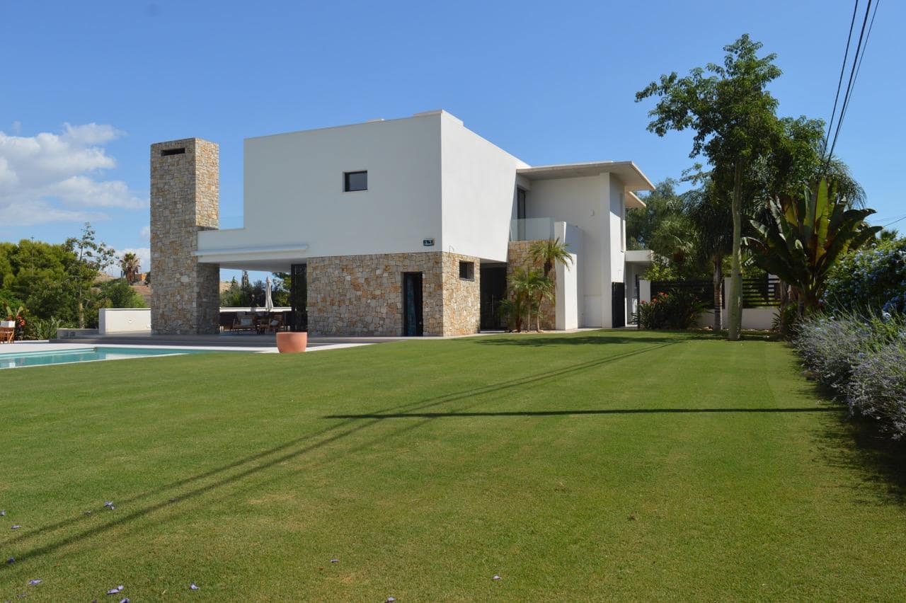 4 soverom Villa til salgs i Alicante by med svømmebasseng garasje - € 2 079 000 (Ref: 8693124)