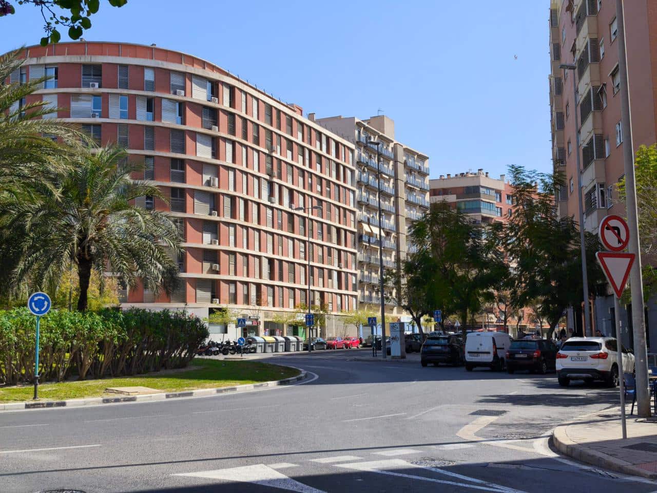 4 bedroom Office for sale in Alicante / Alacant city - € 107,000 (Ref: 8922439)