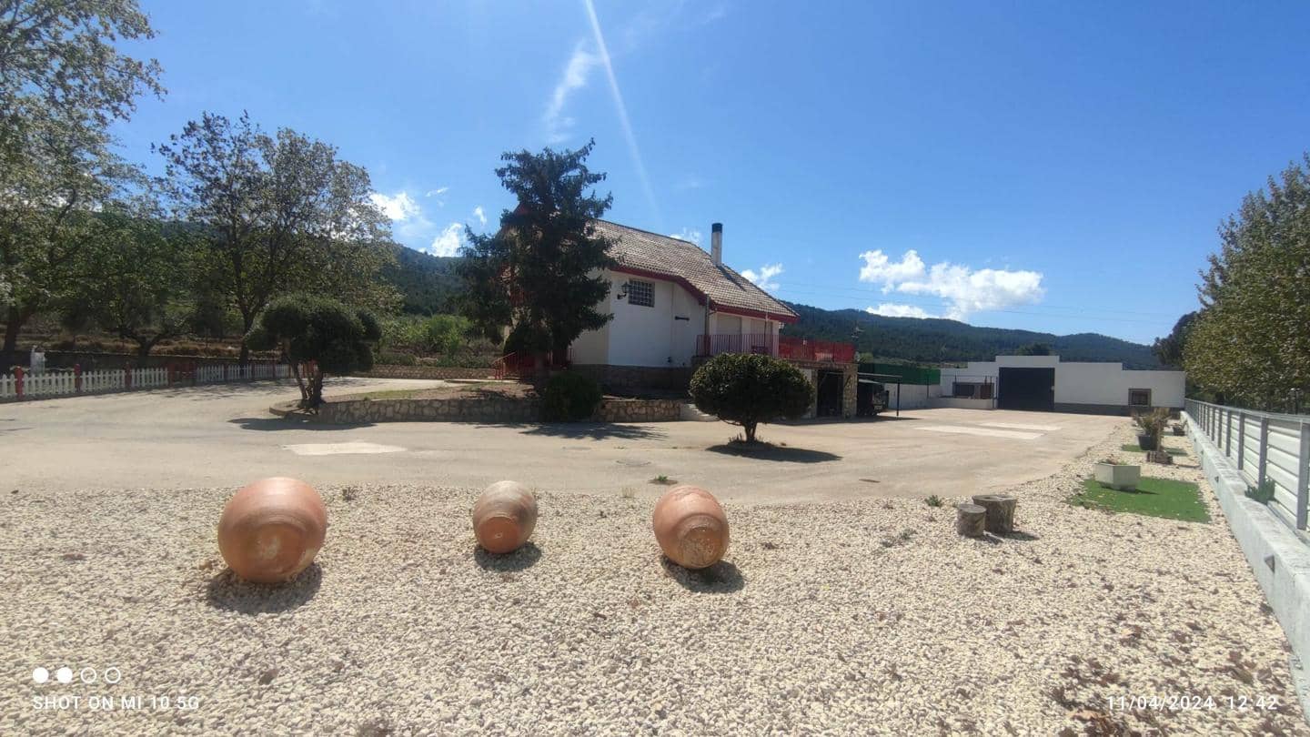 4 bedroom Villa for sale in Ibi with pool garage - € 395,000 (Ref: 9105914)