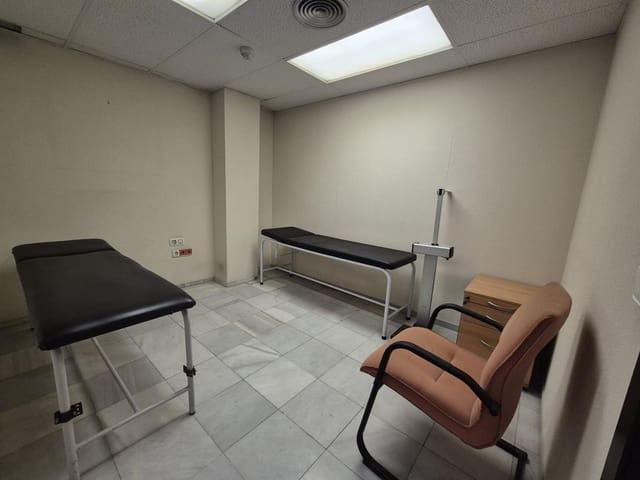 8 bedroom Business for sale in Ensanche - Diputacion, Alicante / Alacant city - € 510,000 (Ref: 9145755)