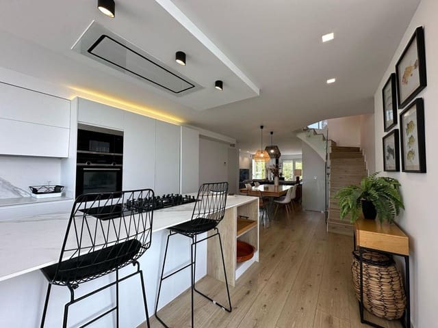 3 soveværelse Villa til salg i Cabo de las Huertas, Alicante by med swimmingpool garage - € 850.000 (Ref: 9263828)