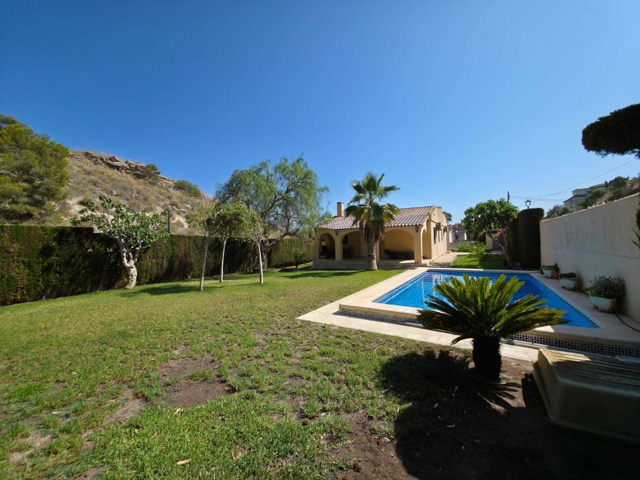 4 sypialnia Willa na sprzedaż w El Campello z basenem garażem - 550 000 € (Ref: 9301781)