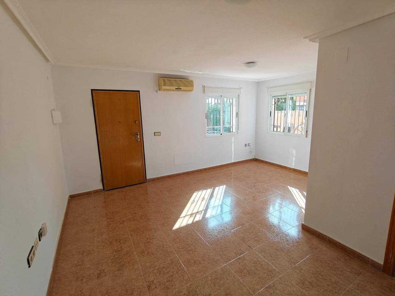 3 bedroom Villa for sale in Los Montesinos with pool - € 175,000 (Ref: 9379323)