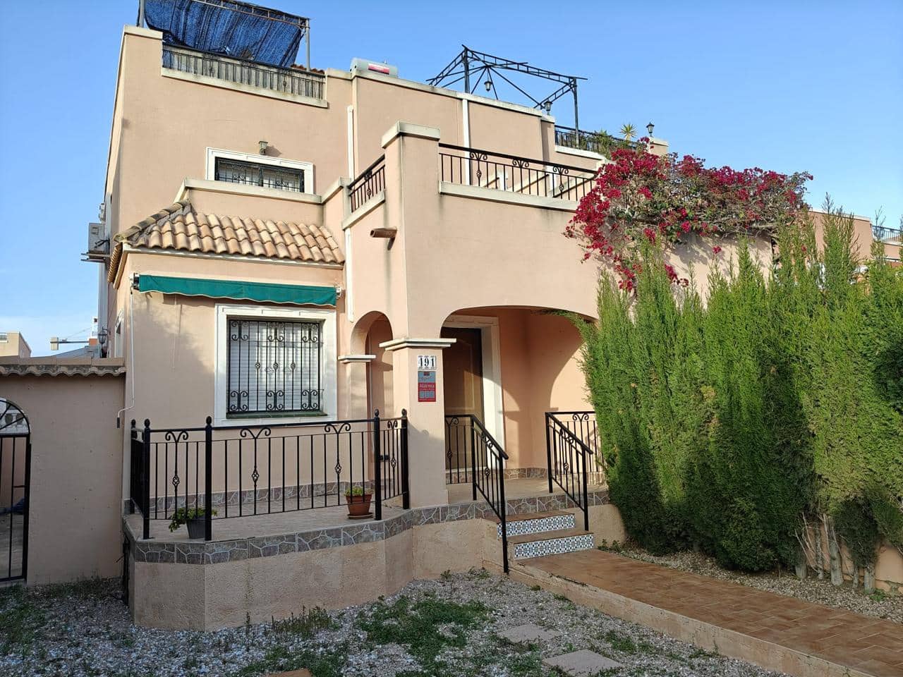 3 bedroom Villa for sale in Los Montesinos with pool - € 175,000 (Ref: 9379323)