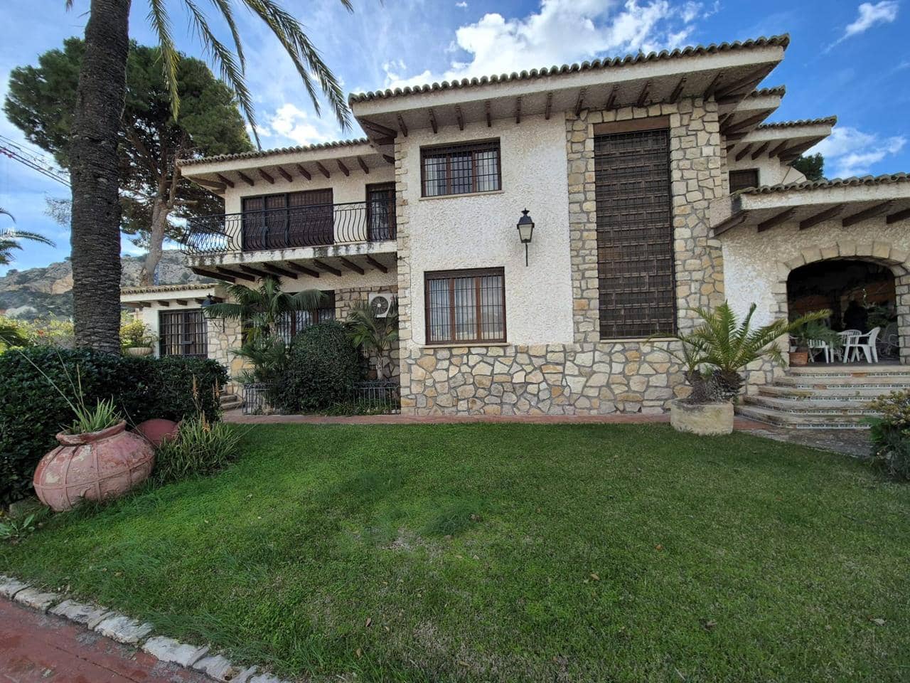 6 soverom Villa til salgs i Alicante by med svømmebasseng garasje - € 1 600 000 (Ref: 9550223)