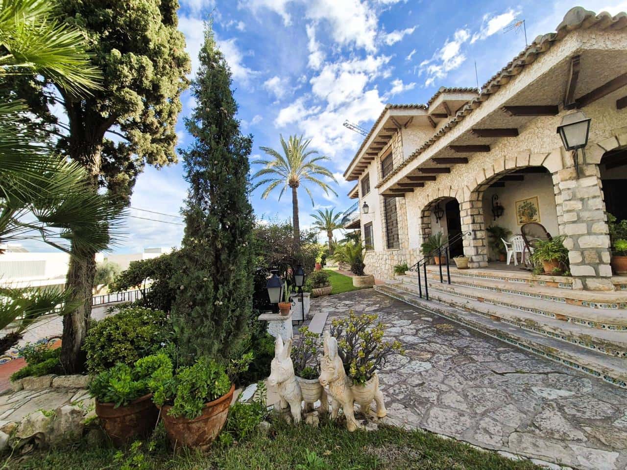 6 soverom Villa til salgs i Alicante by med svømmebasseng garasje - € 1 600 000 (Ref: 9550223)