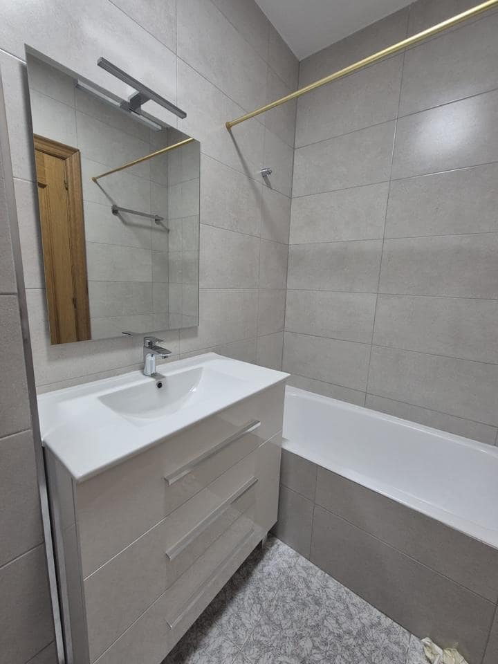 Piso de 4 habitaciones en Alicante / Alacant ciudad en alquiler - 1.700 € (Ref: 9573506)