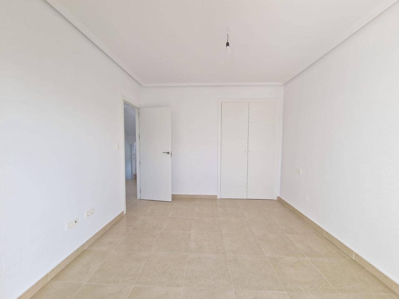 3 makuuhuone Huvila myytävänä paikassa San Fulgencio mukana uima-altaan 
autotalli - 275 000 € (Ref: 9593210)