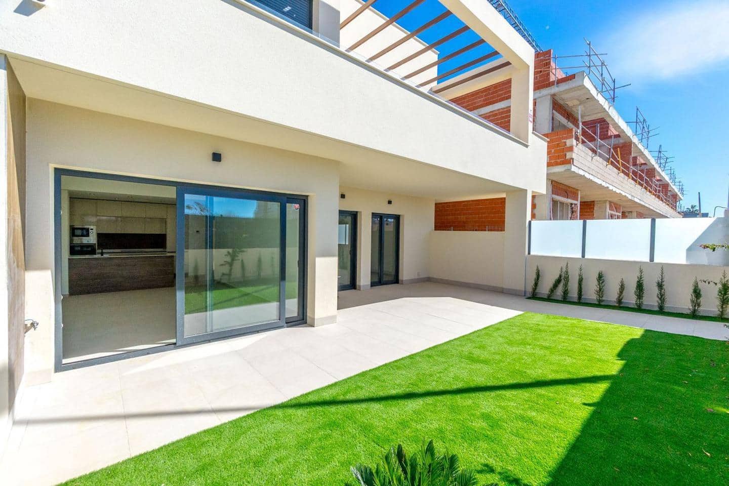 2 makuuhuone Asunto myytävänä paikassa Torrevieja mukana 
autotalli - 329 000 € (Ref: 9735076)