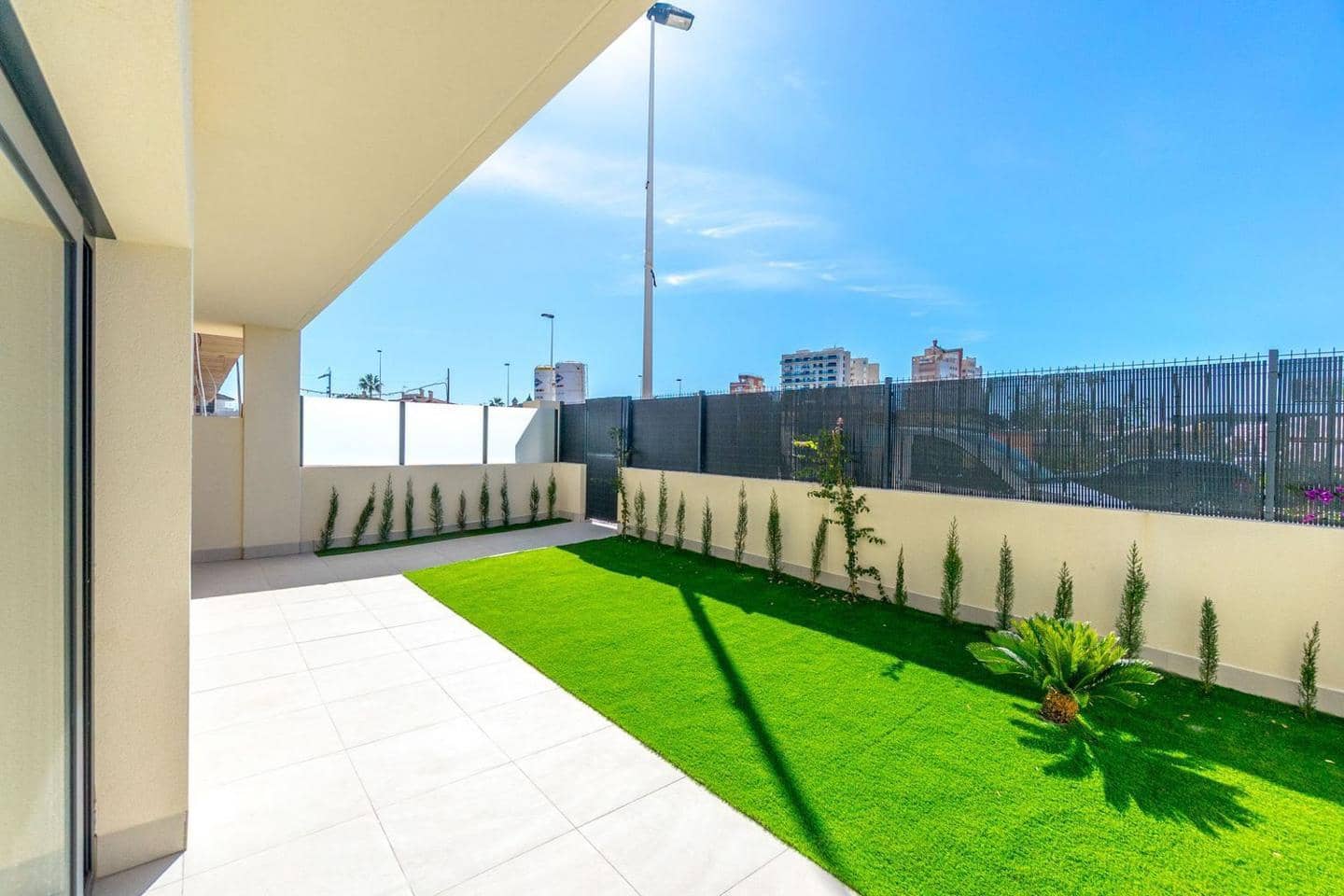 2 makuuhuone Asunto myytävänä paikassa Torrevieja mukana 
autotalli - 329 000 € (Ref: 9735076)