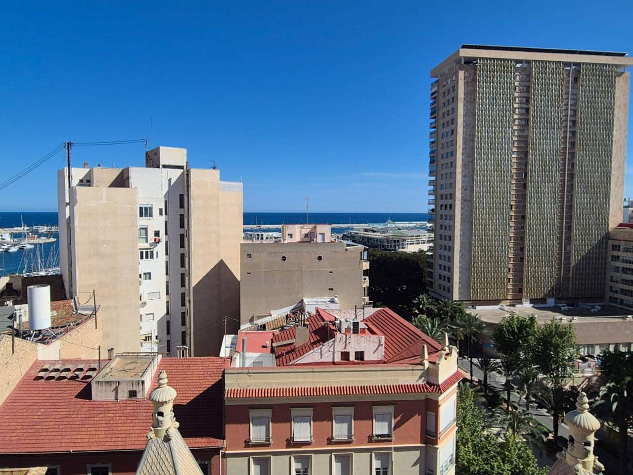 2 slaapkamer Flat te huur in Alicante stad - € 1.950 (Ref: 9824256)