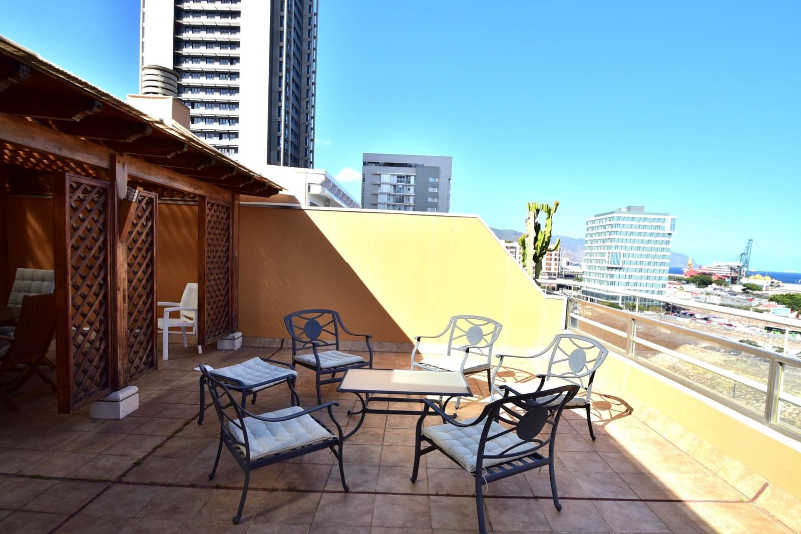 3 bedroom Penthouse for rent in Santa Cruz de Tenerife with garage - € 1,850 (Ref: 8915470)