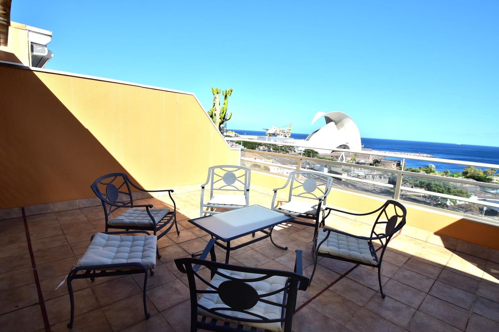 3 bedroom Penthouse for rent in Santa Cruz de Tenerife with garage - € 1,850 (Ref: 8915470)