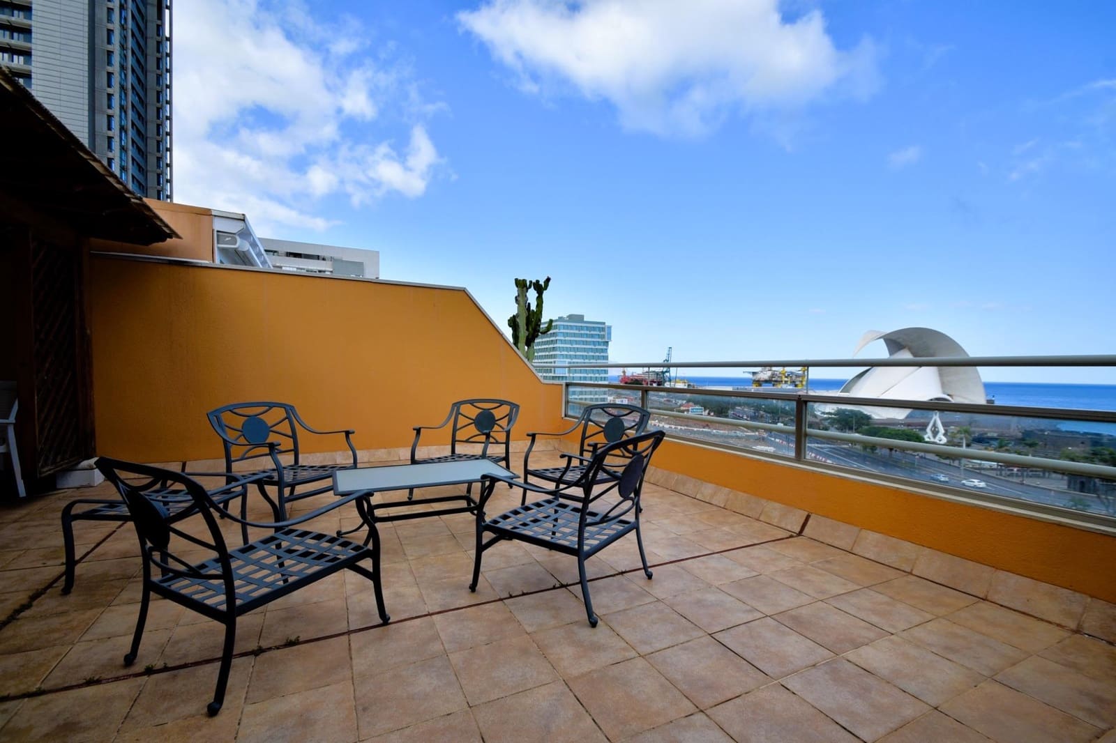 3 bedroom Penthouse for rent in Santa Cruz de Tenerife with garage - € 1,850 (Ref: 8915470)