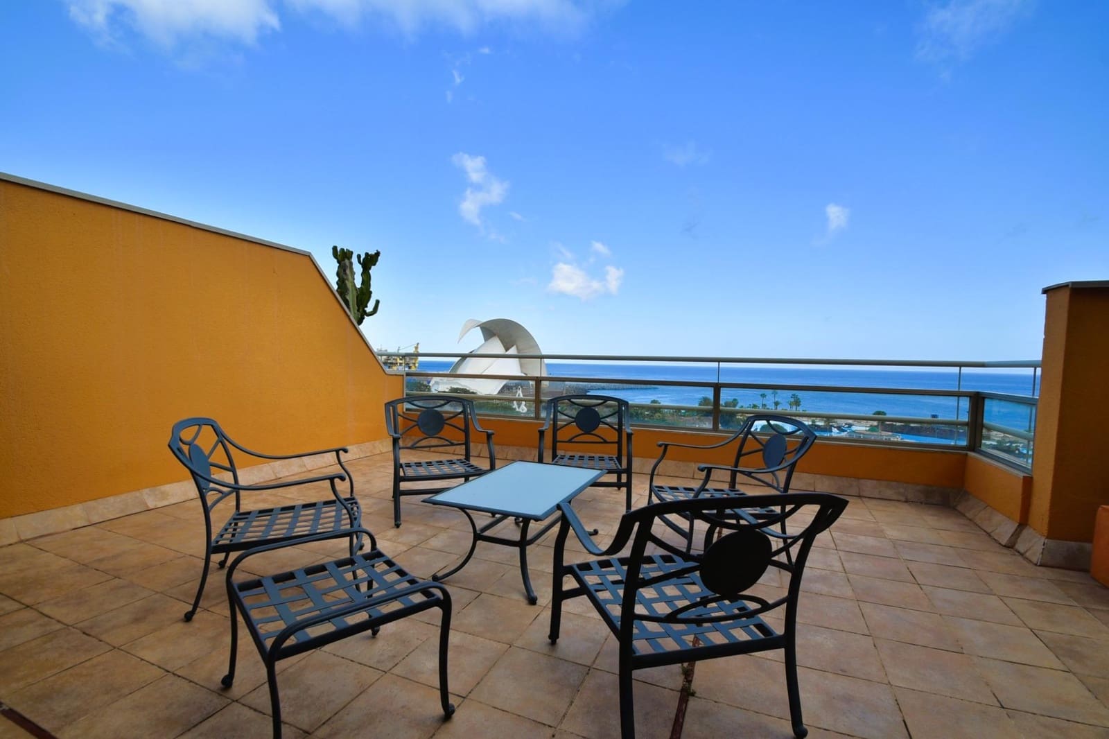 3 bedroom Penthouse for rent in Santa Cruz de Tenerife with garage - € 1,850 (Ref: 8915470)