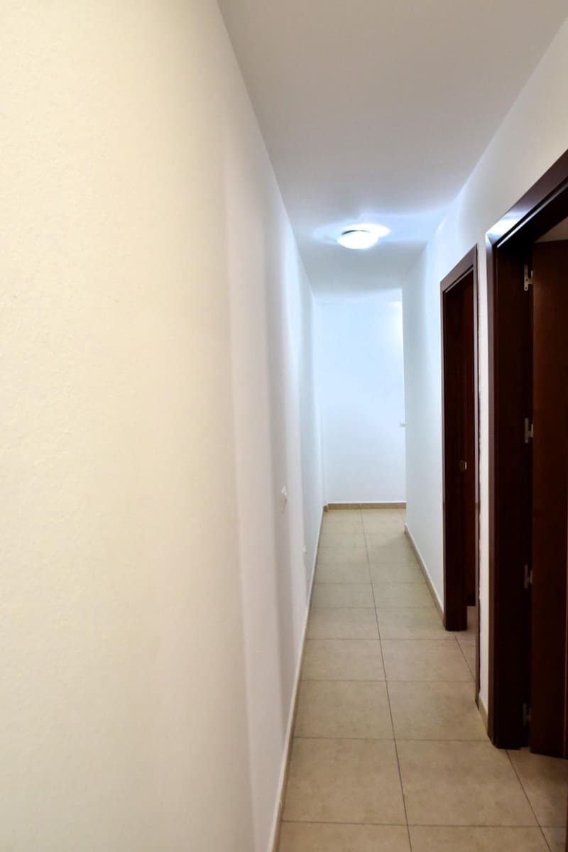 2 slaapkamer Flat te huur in Santa Cruz de Tenerife met garage - € 850 (Ref: 9474152)