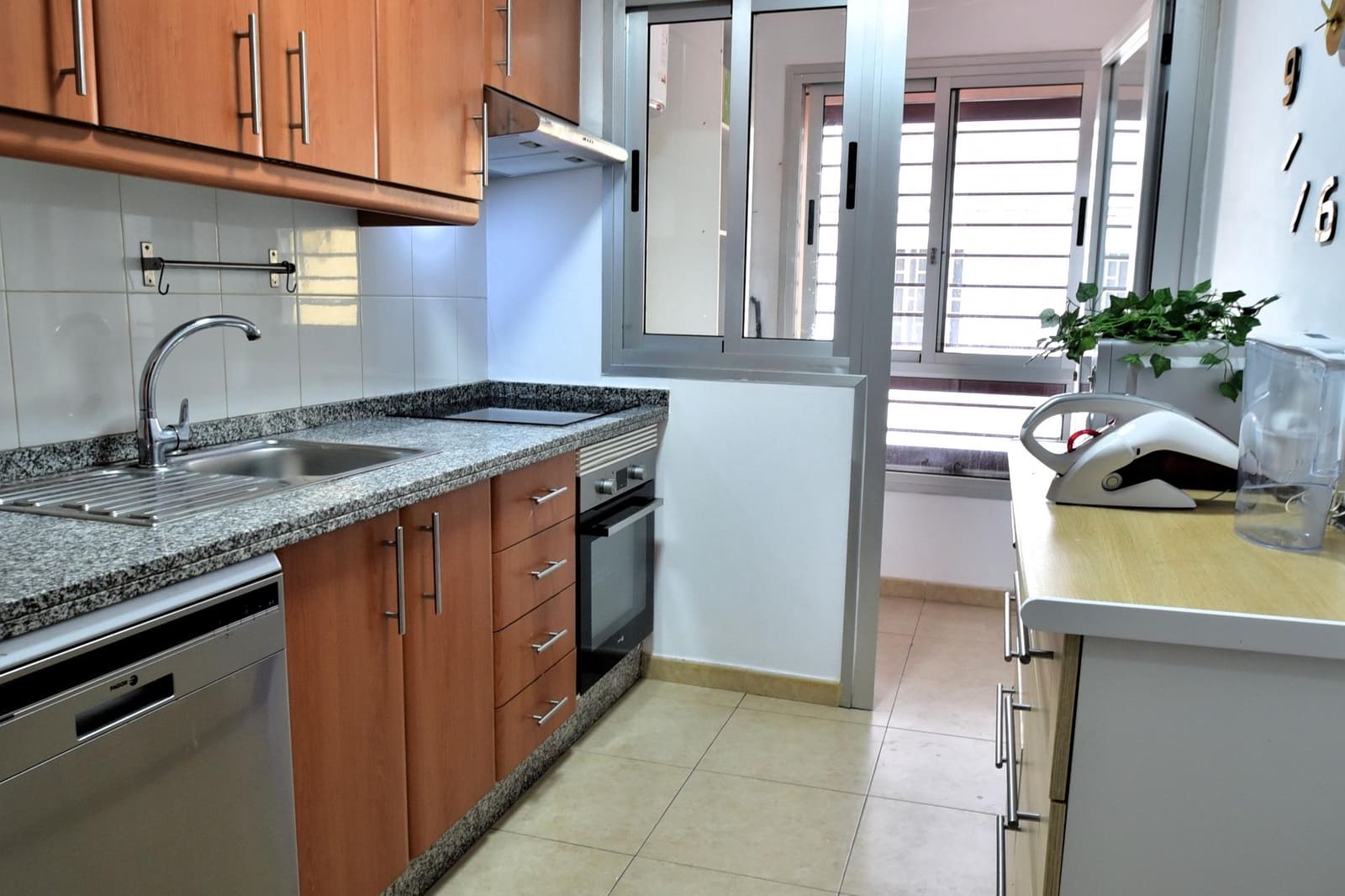 2 slaapkamer Flat te huur in Santa Cruz de Tenerife met garage - € 850 (Ref: 9474152)