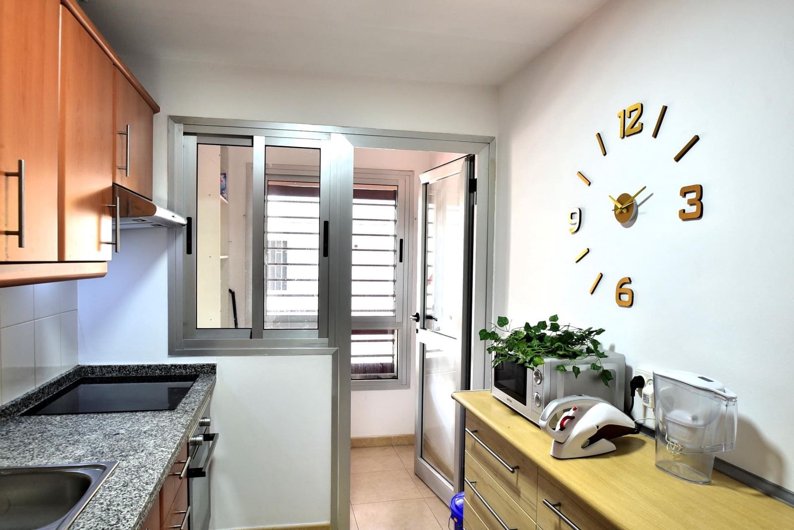 2 slaapkamer Flat te huur in Santa Cruz de Tenerife met garage - € 850 (Ref: 9474152)