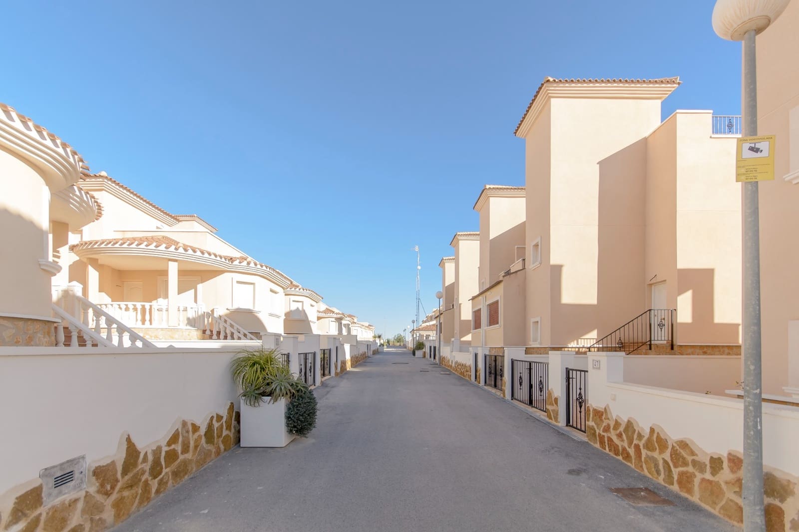 3 soveværelse Byhus til salg i San Miguel de Salinas med swimmingpool - € 219.900 (Ref: 8659983)