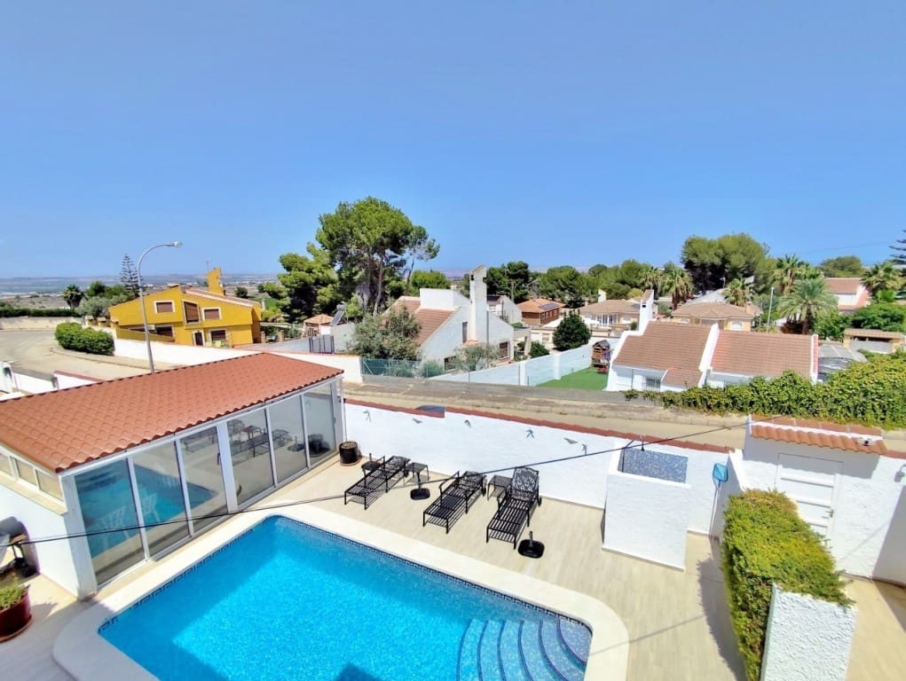 Chalet de 4 habitaciones en San Miguel de Salinas en venta con piscina garaje - 425.000 € (Ref: 9329543)