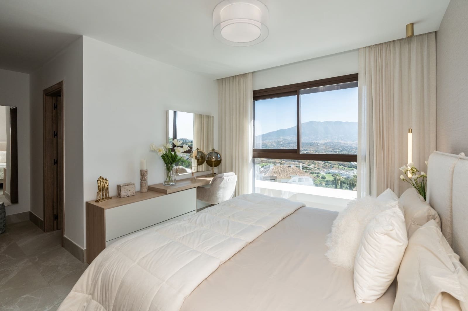 3 makuuhuone Omakotitalo myytävänä paikassa La Cala de Mijas mukana uima-altaan 
autotalli - 641 000 € (Ref: 8695692)