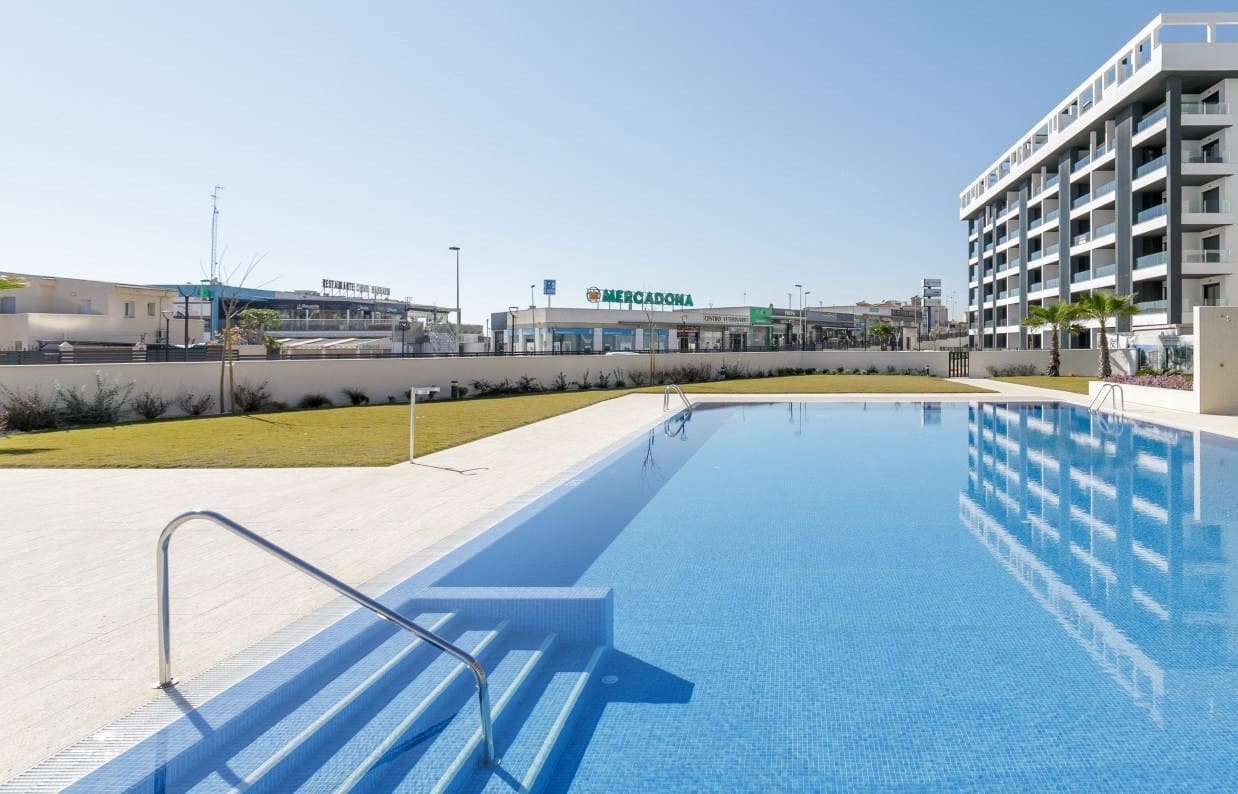 3 soverom Penthouse til salgs i Torrevieja med svømmebasseng garasje - € 540 000 (Ref: 8863318)