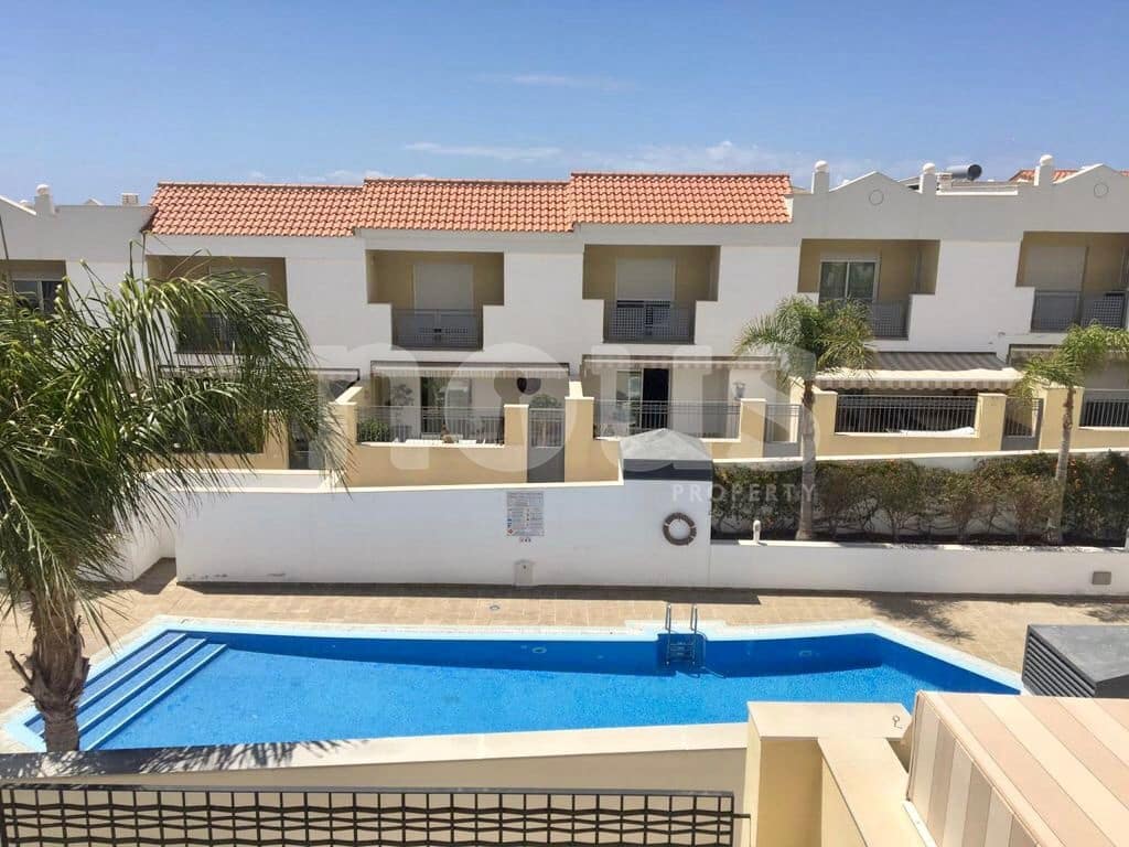 4 soveværelse Rækkehus til salg i El Madronal med swimmingpool - € 549.000 (Ref: 7502258)