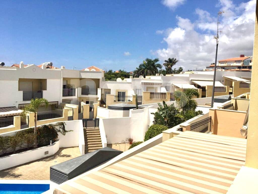 4 soveværelse Rækkehus til salg i El Madronal med swimmingpool - € 549.000 (Ref: 7502258)