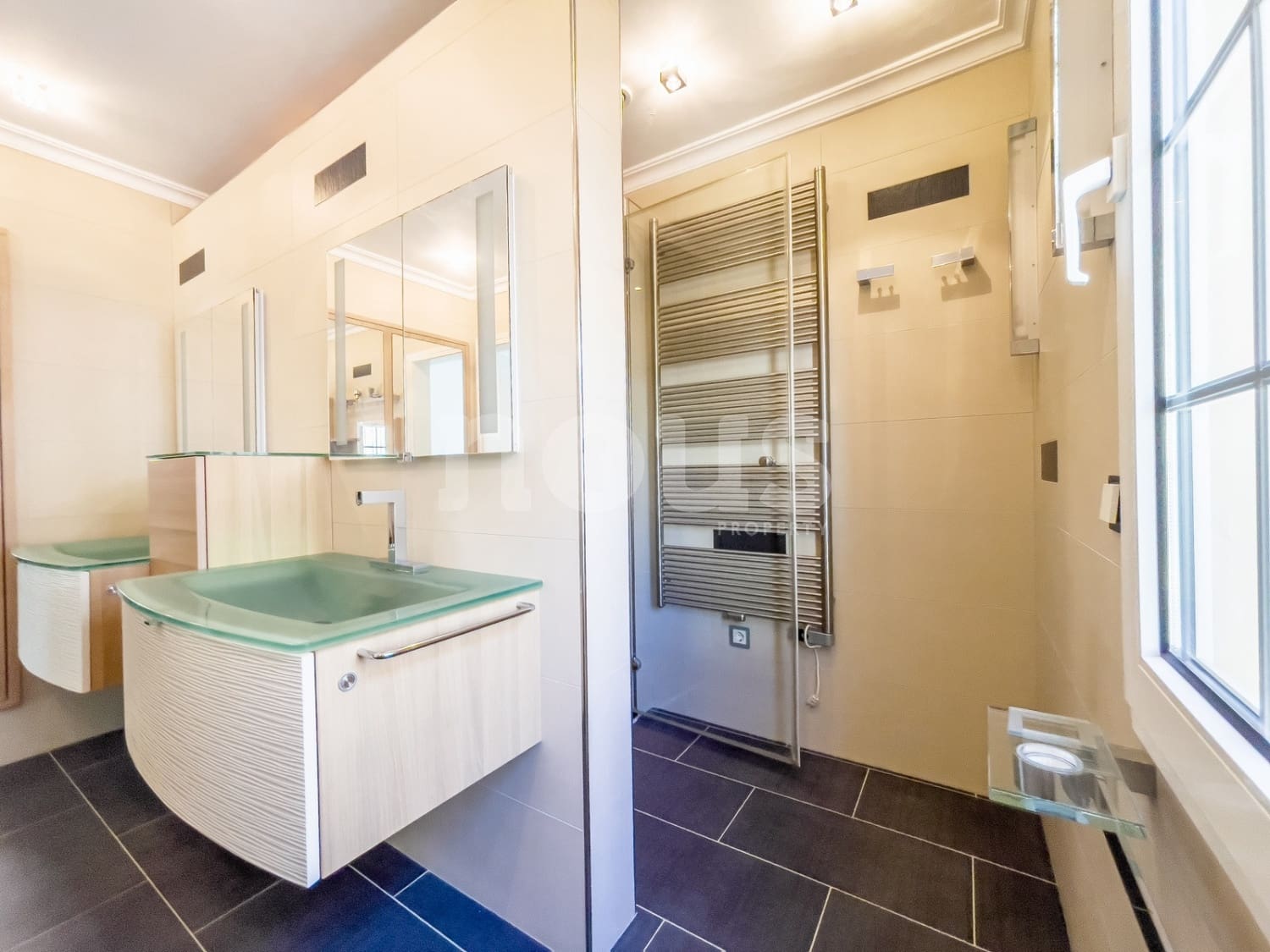 3 soveværelse Rækkehus til salg i Playa del Duque med swimmingpool - € 2.950.000 (Ref: 8312680)