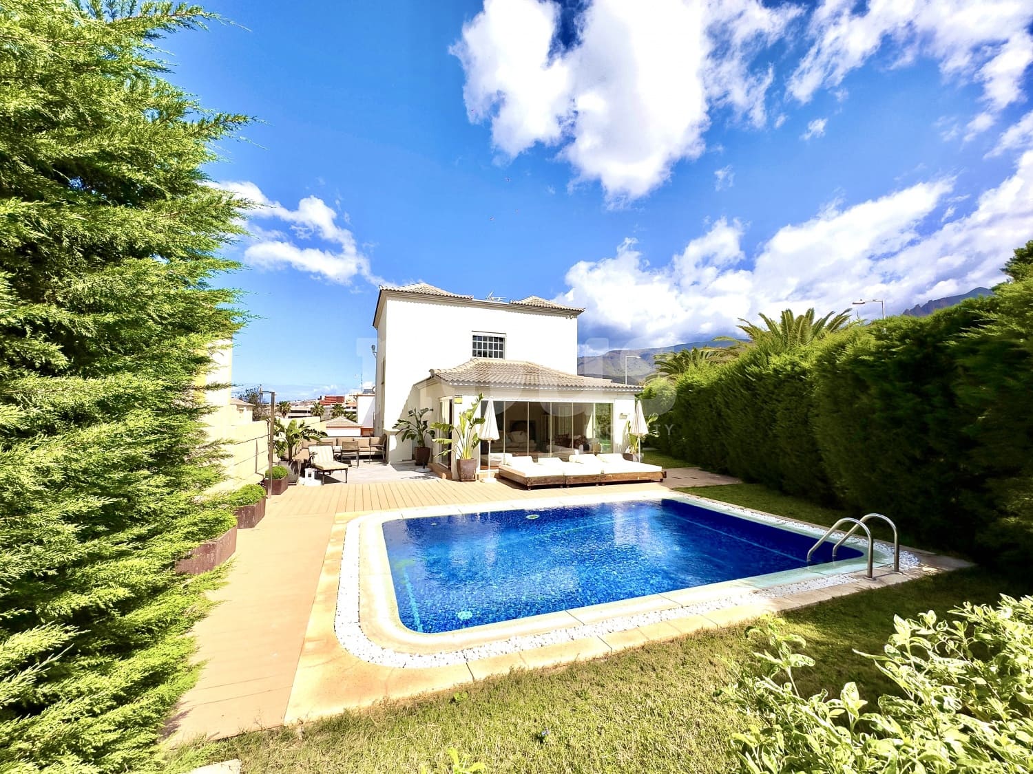 3 soveværelse Villa til salg i El Madronal med swimmingpool - € 1.499.000 (Ref: 8549863)