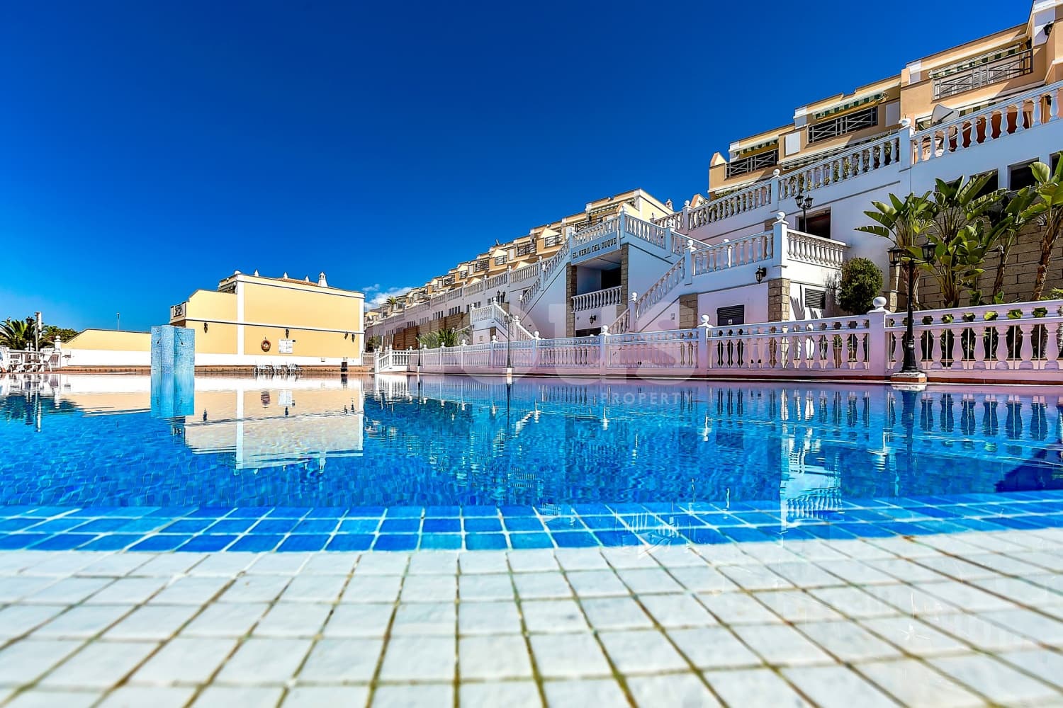 3 soveværelse Rækkehus til salg i Playa del Duque med swimmingpool - € 920.000 (Ref: 8695966)