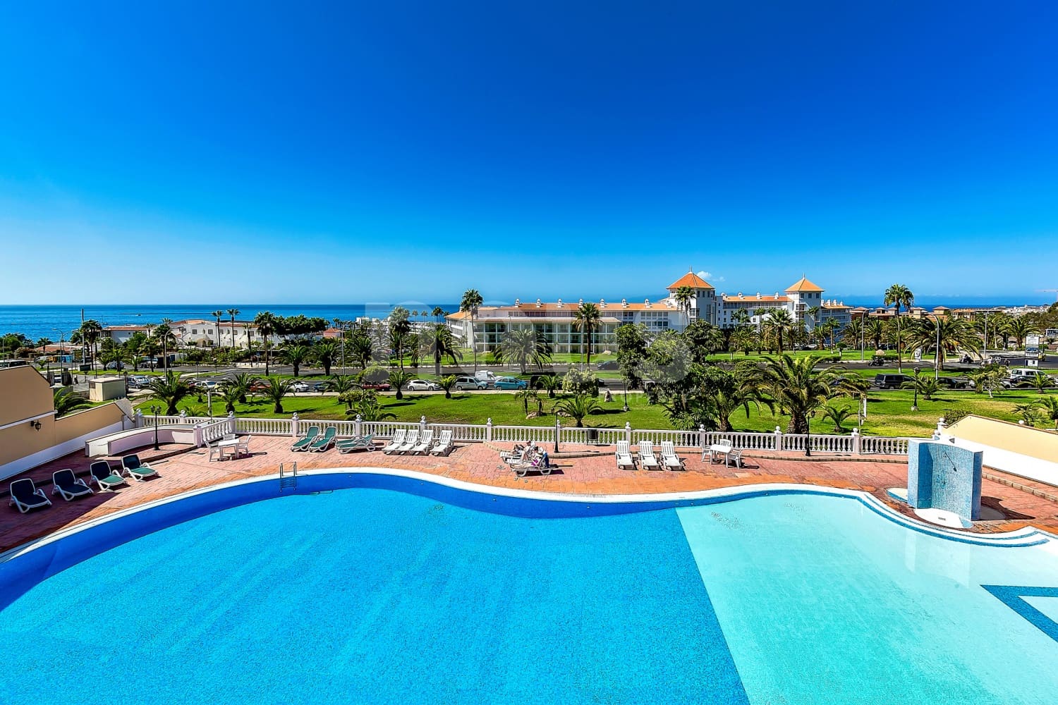 3 soveværelse Rækkehus til salg i Playa del Duque med swimmingpool - € 920.000 (Ref: 8695966)