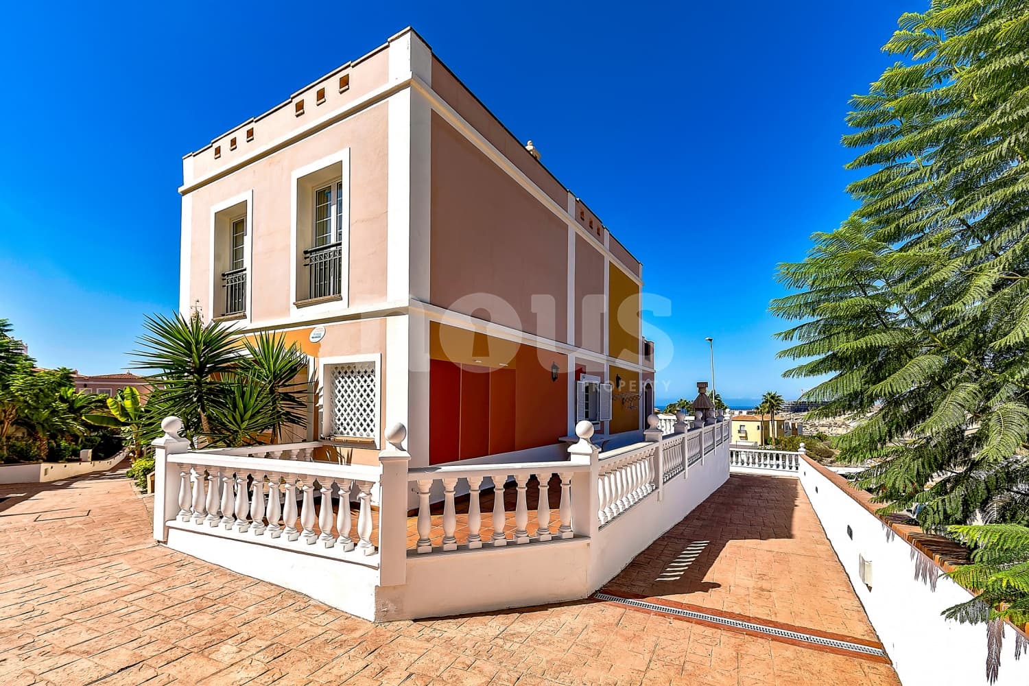 3 soveværelse Rækkehus til salg i Playa del Duque med swimmingpool - € 920.000 (Ref: 8695966)