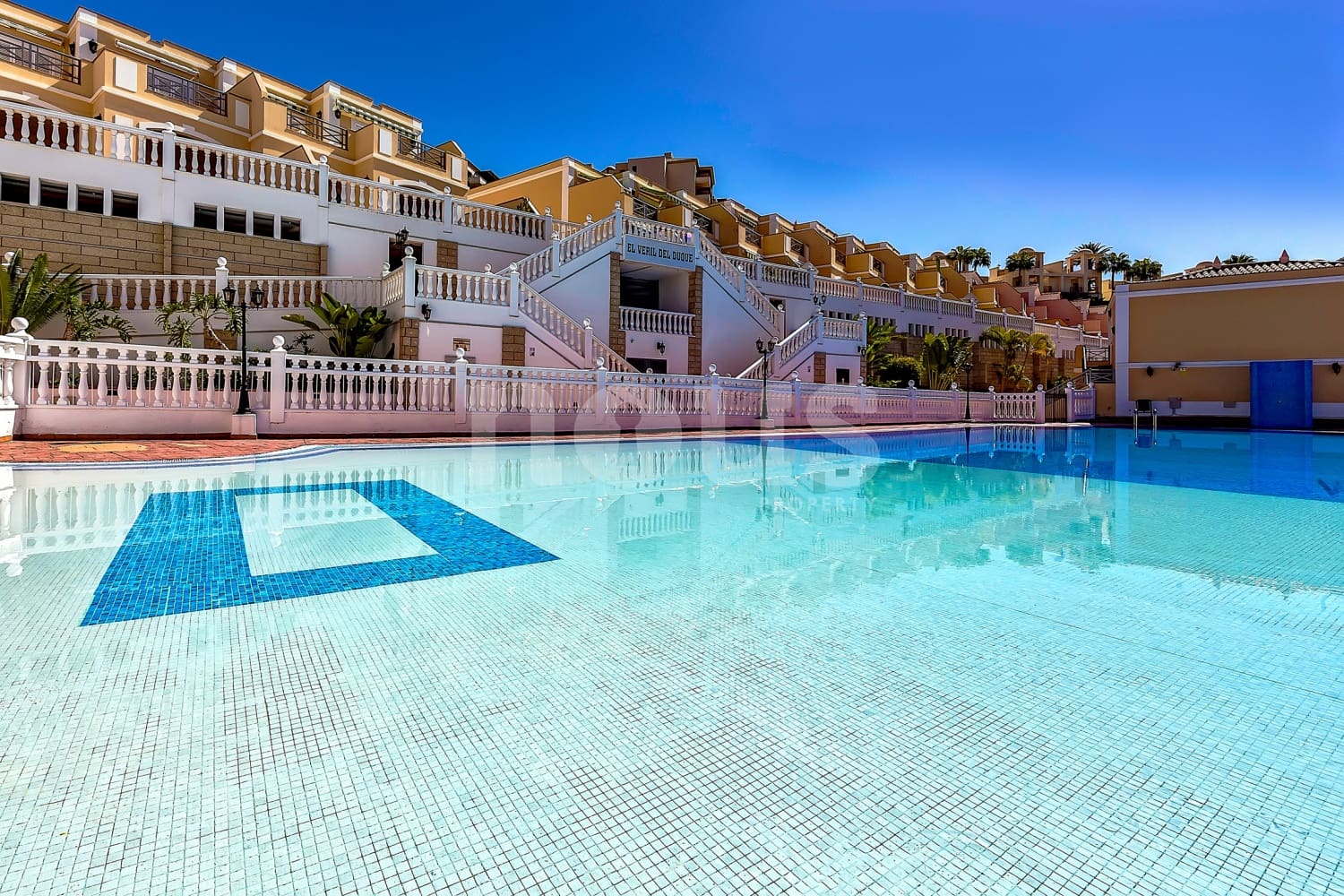 3 soveværelse Rækkehus til salg i Playa del Duque med swimmingpool - € 920.000 (Ref: 8695966)