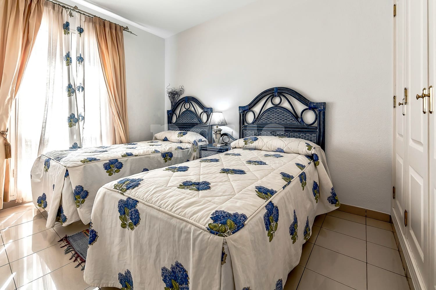 3 soveværelse Rækkehus til salg i Playa del Duque med swimmingpool - € 920.000 (Ref: 8695966)