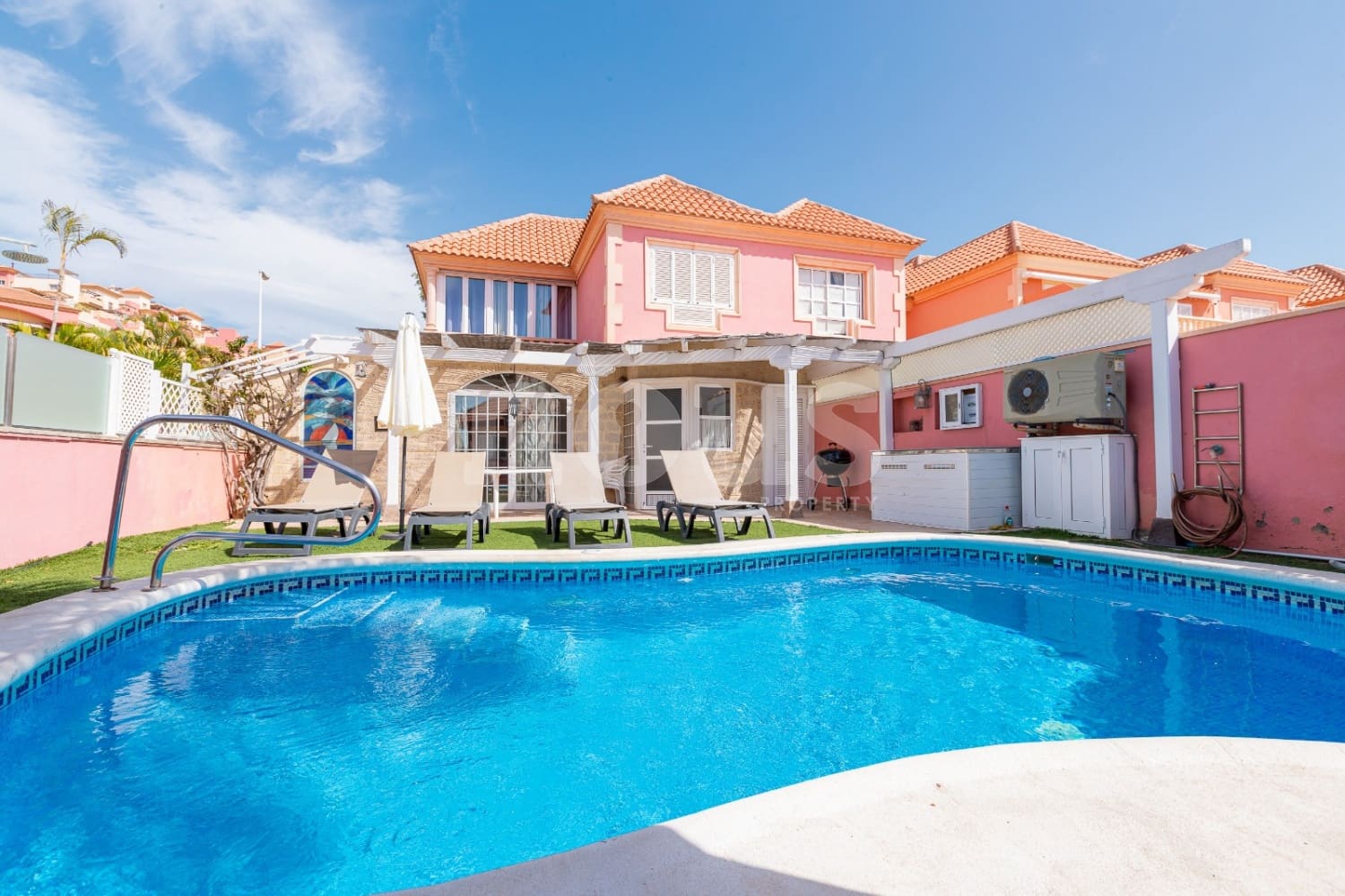 3 soveværelse Villa til salg i Playa del Duque med swimmingpool - € 1.339.000 (Ref: 9064688)