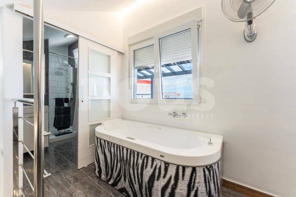 7 soverom Villa til salgs i Costa Adeje med svømmebasseng - € 1 995 000 (Ref: 9271424)