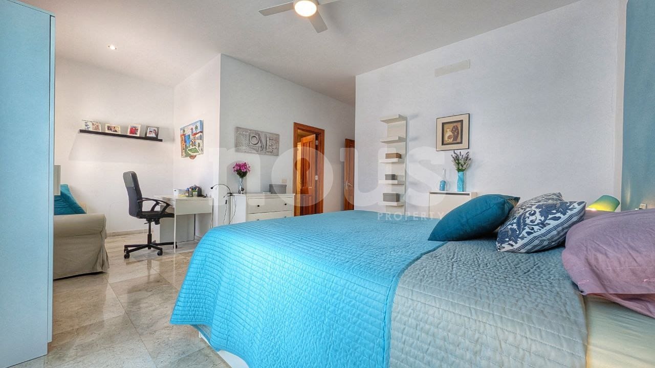 2 bedroom Penthouse for sale in Llano del Camello with pool - € 439,000 (Ref: 9428139)