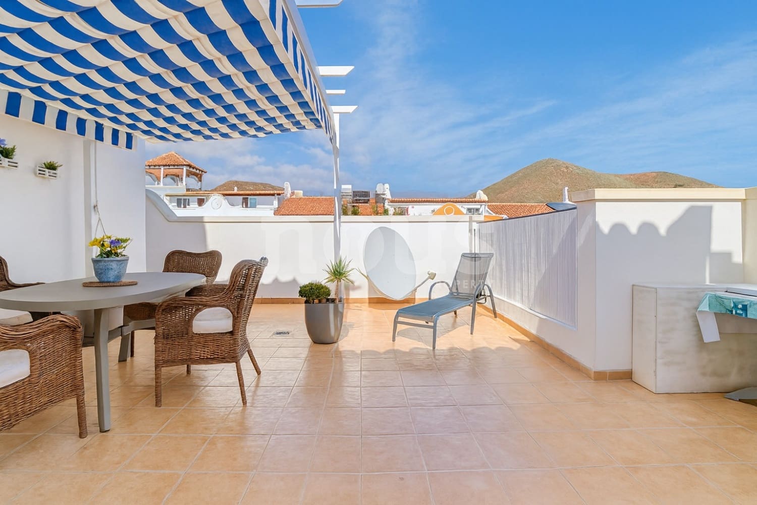 2 bedroom Penthouse for sale in Llano del Camello with pool garage - € 399,990 (Ref: 9428139)