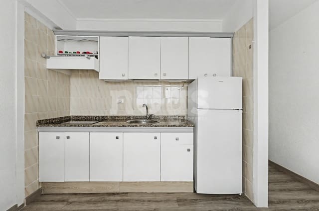 1 makuuhuone Kattohuoneisto myytävänä paikassa Playa de las Américas, Adeje mukana uima-altaan - 280 000 € (Ref: 9481598)