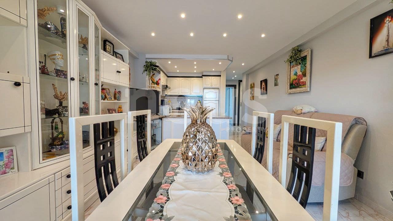 2 slaapkamer Appartement te koop in Playa de las Americas met zwembad - € 750.000 (Ref: 9711045)