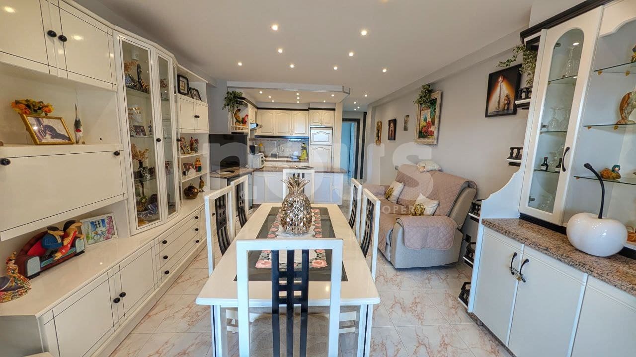 2 slaapkamer Appartement te koop in Playa de las Americas met zwembad - € 750.000 (Ref: 9711045)