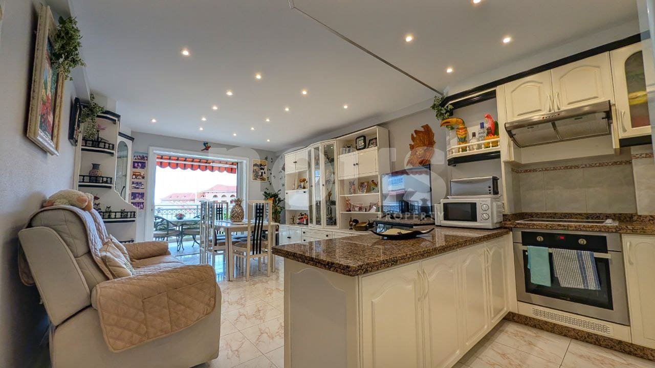 2 slaapkamer Appartement te koop in Playa de las Americas met zwembad - € 750.000 (Ref: 9711045)