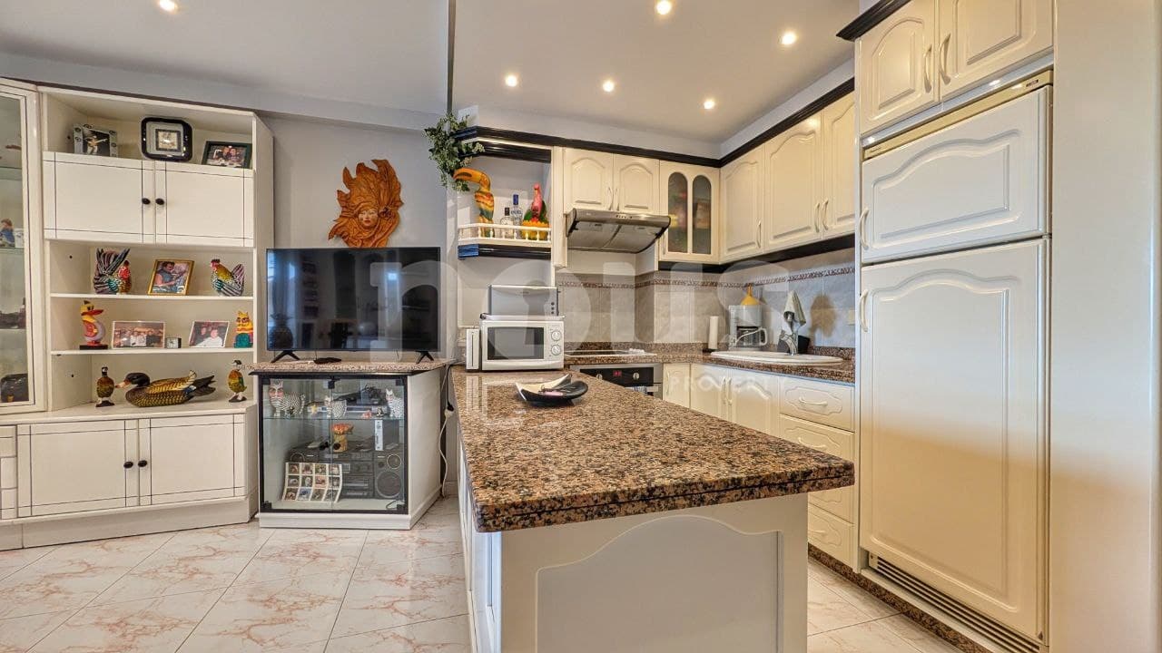 2 slaapkamer Appartement te koop in Playa de las Americas met zwembad - € 750.000 (Ref: 9711045)