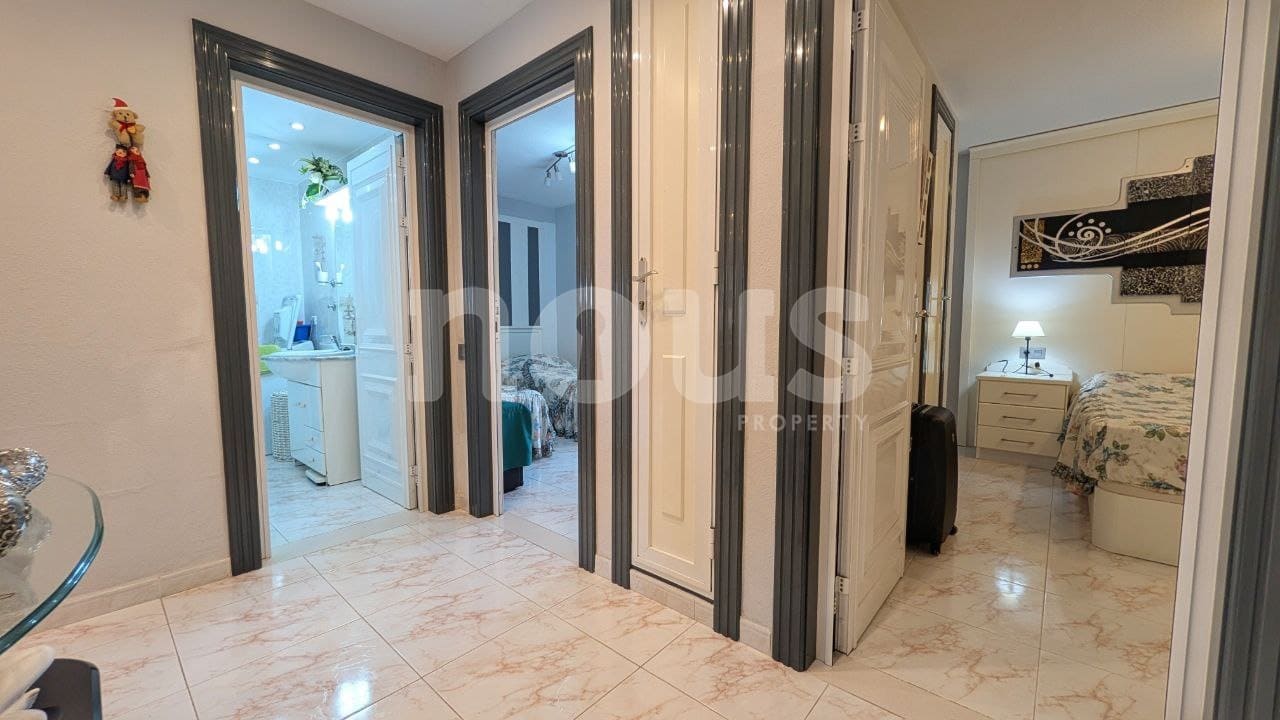 2 slaapkamer Appartement te koop in Playa de las Americas met zwembad - € 750.000 (Ref: 9711045)