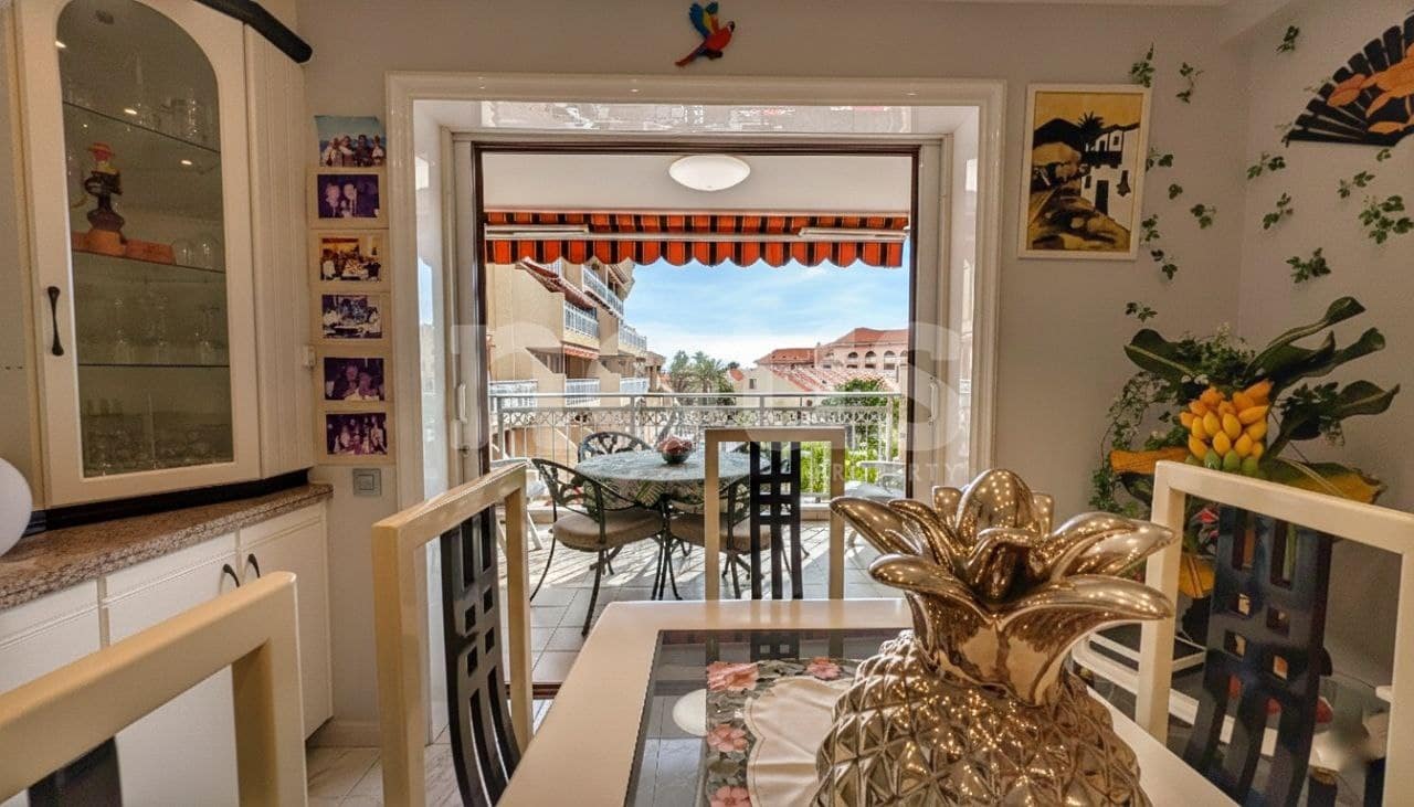 2 slaapkamer Appartement te koop in Playa de las Americas met zwembad - € 750.000 (Ref: 9711045)