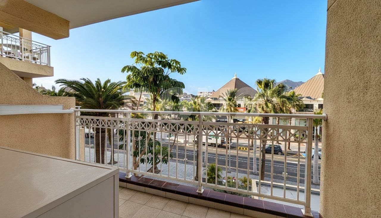 2 slaapkamer Appartement te koop in Playa de las Americas met zwembad - € 750.000 (Ref: 9711045)