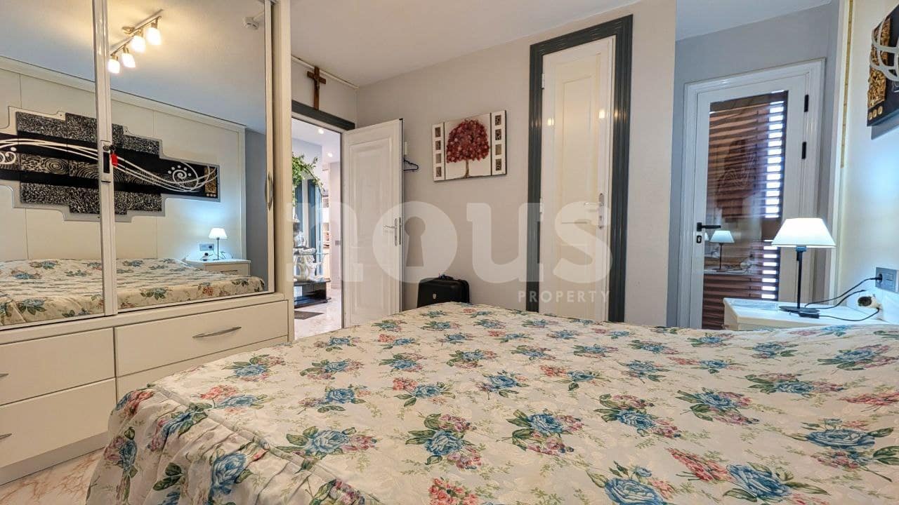 2 slaapkamer Appartement te koop in Playa de las Americas met zwembad - € 750.000 (Ref: 9711045)